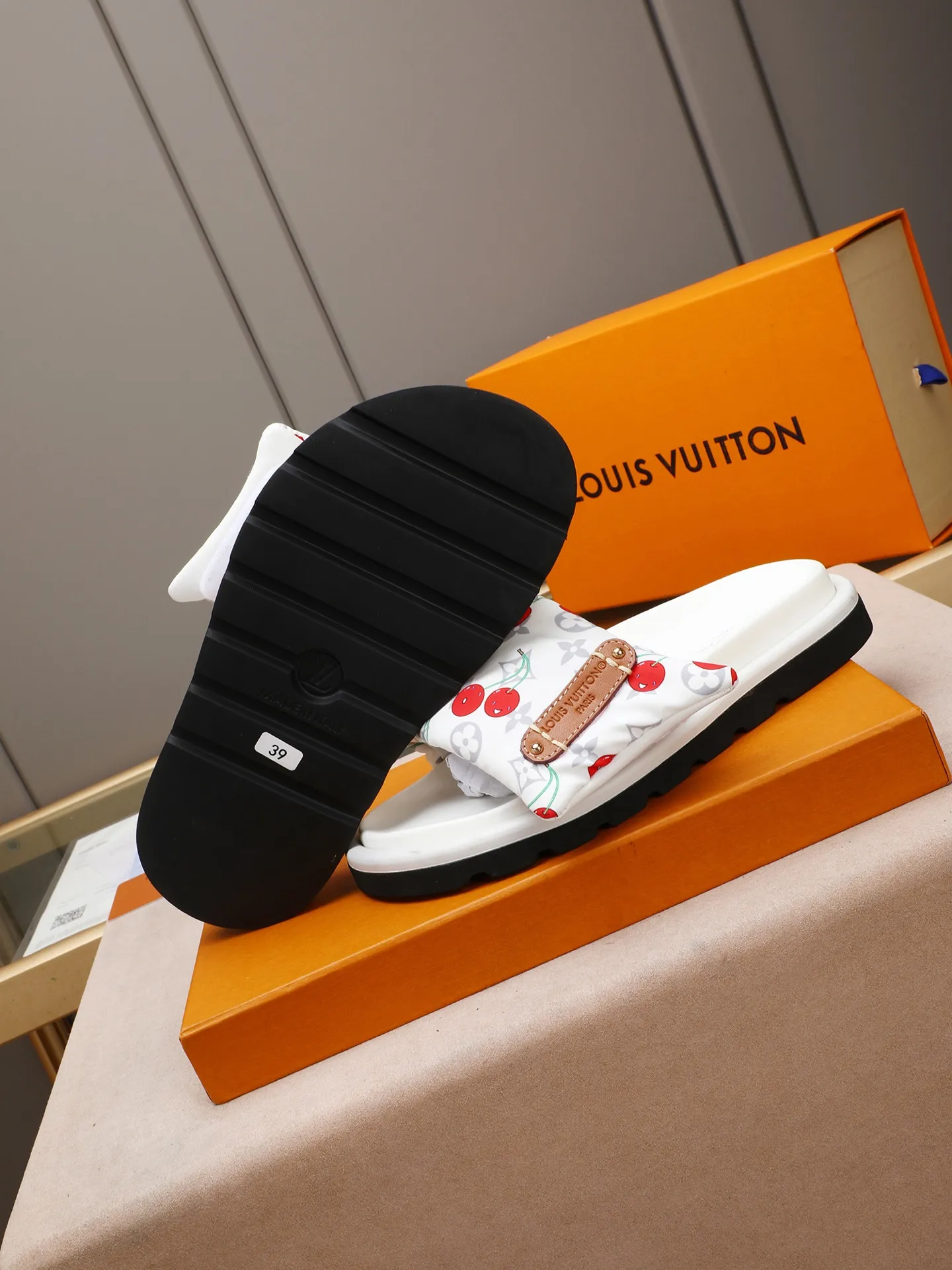 PP360 [LOUIS VUITTON] Louis Vuitton, LV printing, men's and women's slippers are on the market. The drawer box packaging comes with a cloth bag and a card. The upper pattern looks very soft and waxy, and it is a super versatile leg slimming tool. Fabric: imported denim/canvas/old fabric, LV hardware LOGO, official website pattern printing, comfortable to wear, feet: high-elastic PU water table. Sole: foam sole, heel height: about 5cm. Code number: 35-46, 35, 45, 46 are custom-made and non-returnable. Color: multiple colors and styles available.